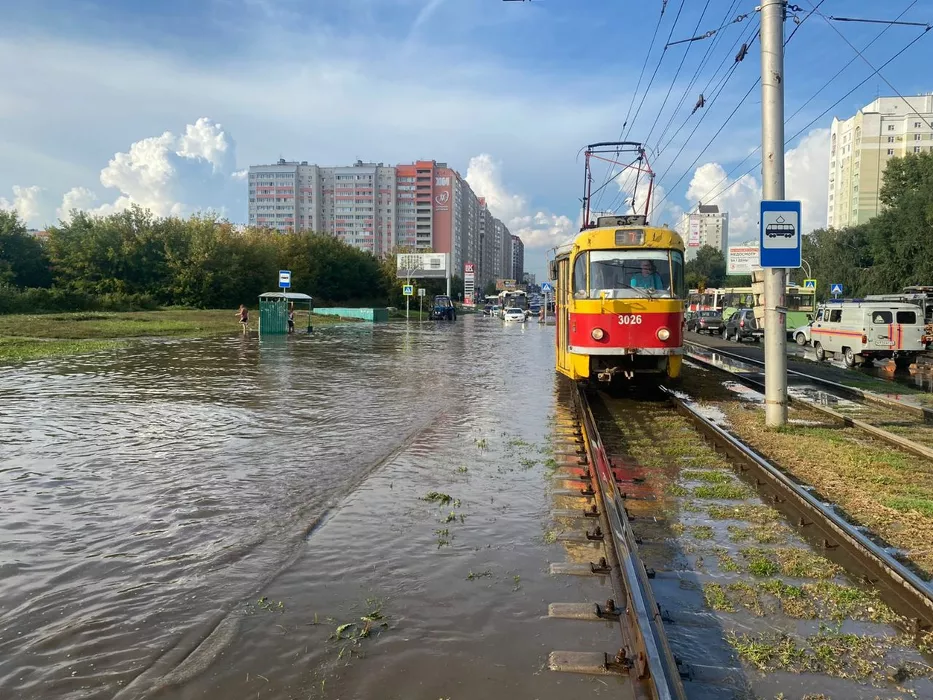Расчистка ливневки не спасла барнаульскую улицу Попова от потопа даже после небольшого дождя